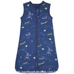 Saco de Dormir Bebê Constelação dos Sonhos em destaque, exibindo a estampa celestial com detalhes de estrelas cadentes, telescópios e constelações sobre um fundo azul marinho.