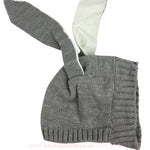 Touca de tricot cinza com orelhinhas de coelho, mostrando a parte interna em tom mais claro.