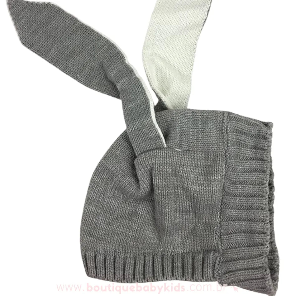 Touca de tricot cinza com orelhinhas de coelho, mostrando a parte interna em tom mais claro.