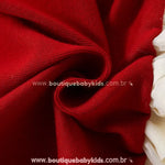 Detalhe do tecido vermelho do vestido bebê com textura macia em algodão.