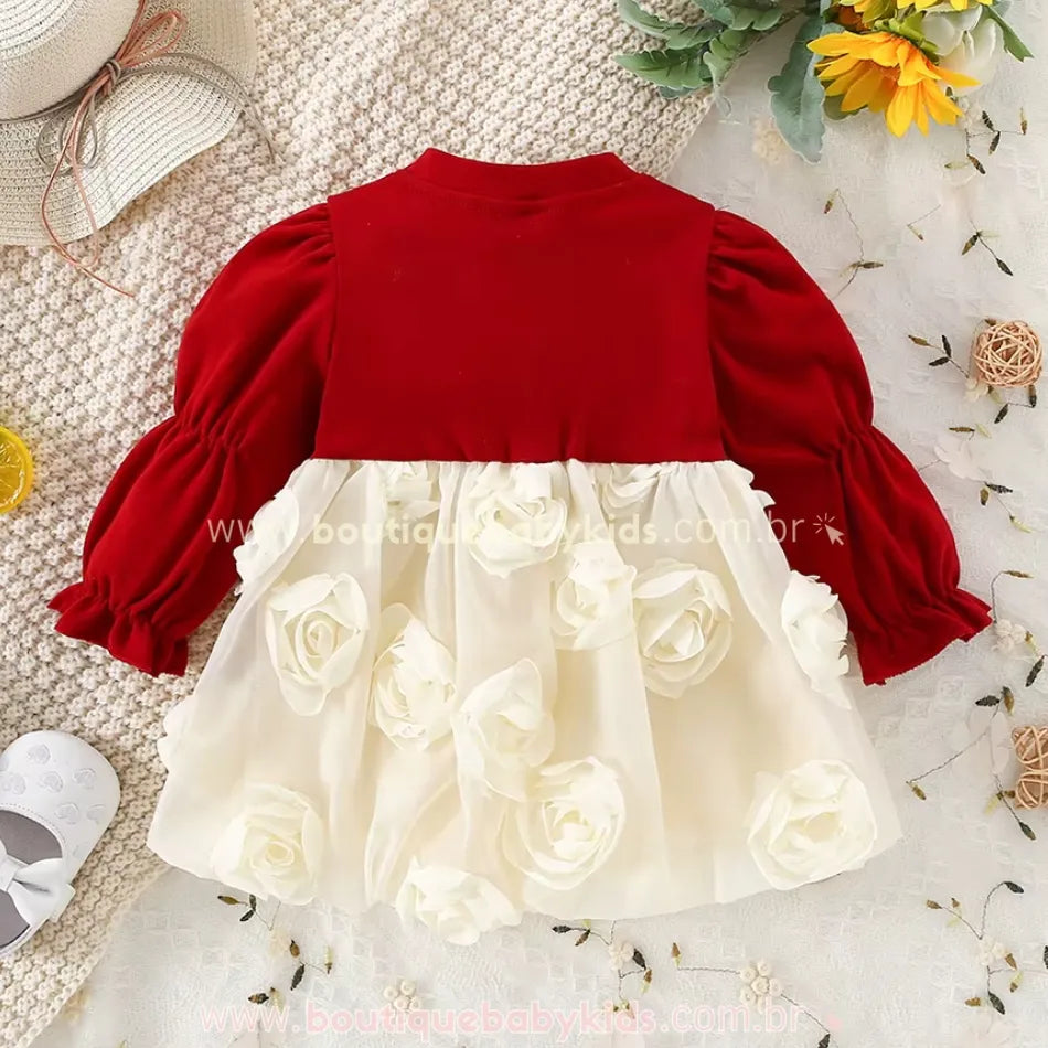 Parte traseira do vestido com mangas bufantes vermelhas e saia com rosas brancas.