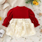 Parte traseira do vestido com mangas bufantes vermelhas e saia com rosas brancas.