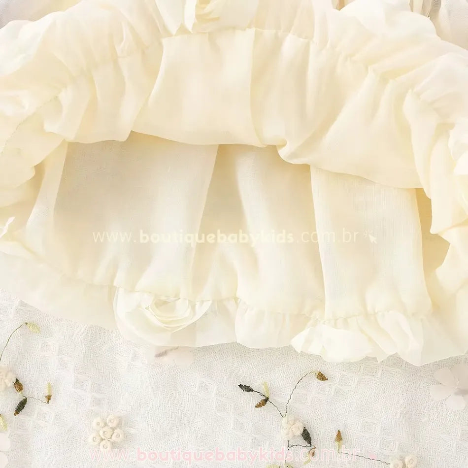 Vista interna da saia do vestido bebê com forro leve e acabamento em babados.