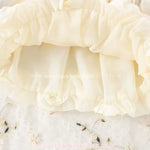 Vista interna da saia do vestido bebê com forro leve e acabamento em babados.