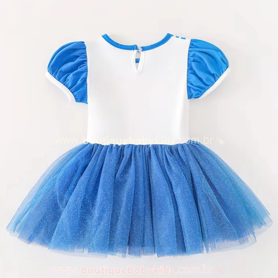 Vista traseira do vestido Sailor Moon para bebês, destacando as mangas bufantes azul royal e o fecho com botão na parte superior das costas. A saia de tule azul brilhante adiciona um toque mágico ao visual.