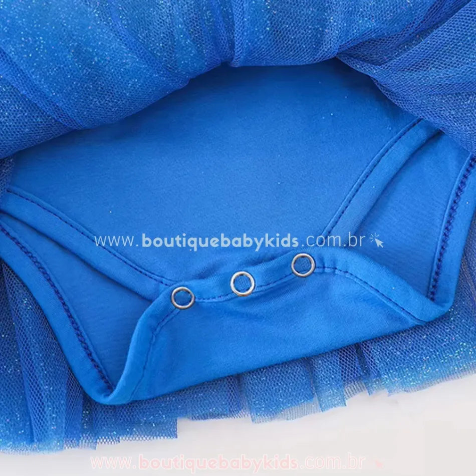 Parte interna do vestido, revelando o body embutido com fechamento em botões de pressão na parte inferior para facilitar a troca de fraldas.