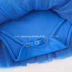 Parte interna do vestido, revelando o body embutido com fechamento em botões de pressão na parte inferior para facilitar a troca de fraldas.