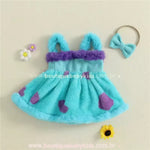 Vestido Bebê Fantasia Sulley com as alcinhas peluciadas, manchinhas roxas distribuídos na saia e faixa temática azul ao lado. - Boutique Baby Kids