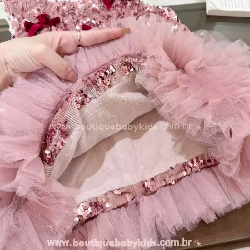 Detalhe do forro interno macio e aveludado do vestido infantil luxo para maior conforto da criança.