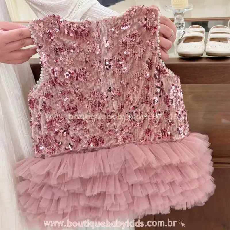 Vista das costas do Vestido Infantil Doce Elegância Rosé, evidenciando o fechamento em zíper e acabamento.