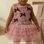 Close-up frontal do Vestido Doce Elegância mostrando o acabamento de pérolas na gola e cavas.