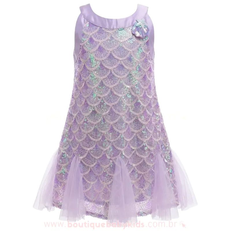 Foto de produto do Vestido Infantil Encanto da Sereia, mostrando o padrão de escamas em paetê lilás e a barra fluida em tule.