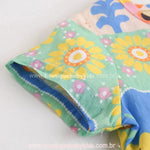 Manga curta do vestido com estampa floral colorida e acabamento bem costurado.