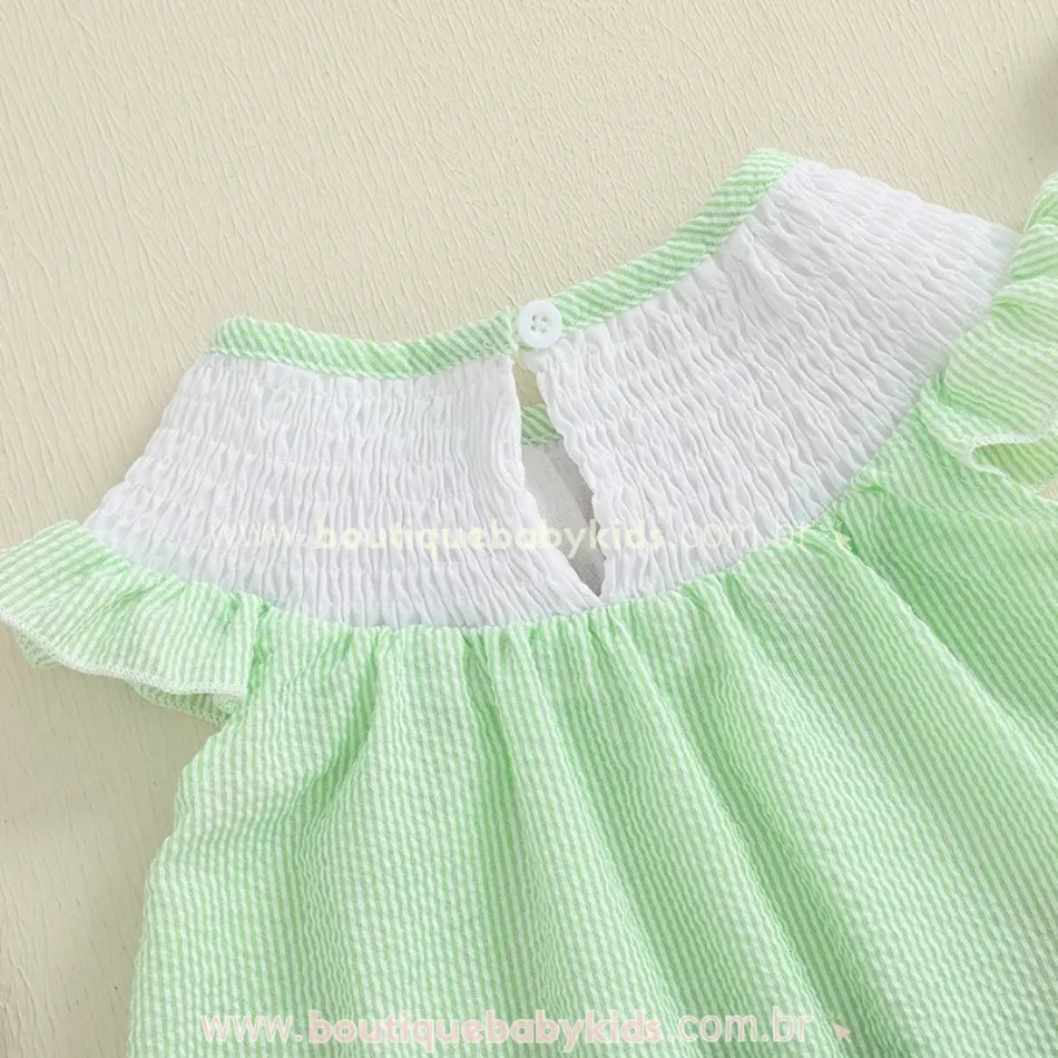 Detalhe das costas do vestido infantil com botão e decote em lastex branco.