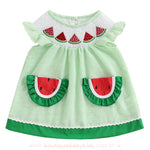 Vista frontal do vestido infantil temático com bolsos em forma de melancia e bordado superior.