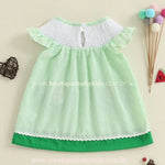 Vista traseira completa do vestido infantil verde com detalhe branco e barra verde.