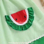 Close do bolsinho em formato de fatia de melancia com babado verde.