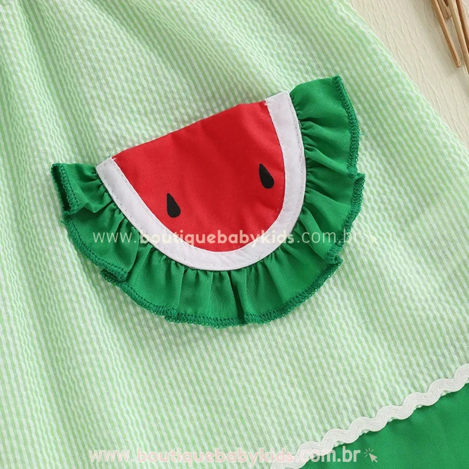 Close do bolsinho em formato de fatia de melancia com babado verde.