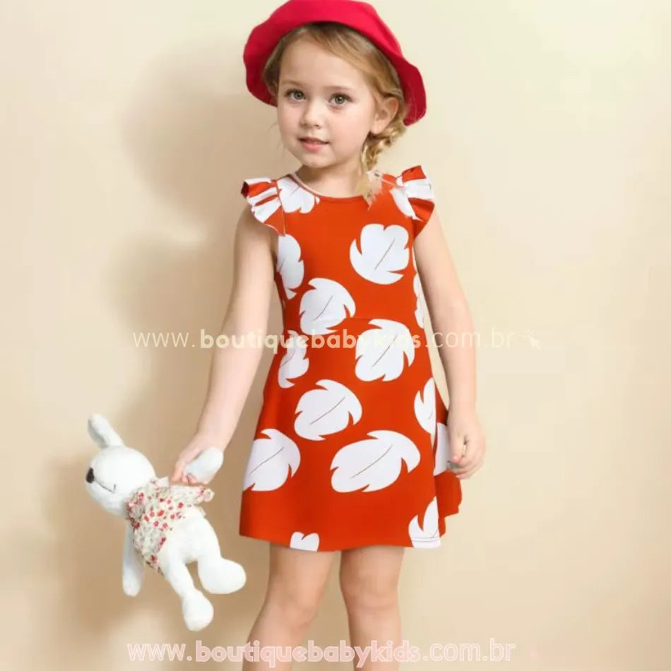 Menina vestindo o Vestido Infantil Temático Lilo Havaiana com babados nos ombros, segurando um coelhinho de pelúcia.