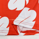 Acabamento interno e costura do vestido temático Lilo, mostrando a qualidade do tecido e da barra.