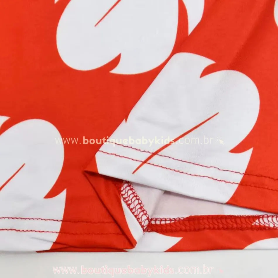 Acabamento interno e costura do vestido temático Lilo, mostrando a qualidade do tecido e da barra.