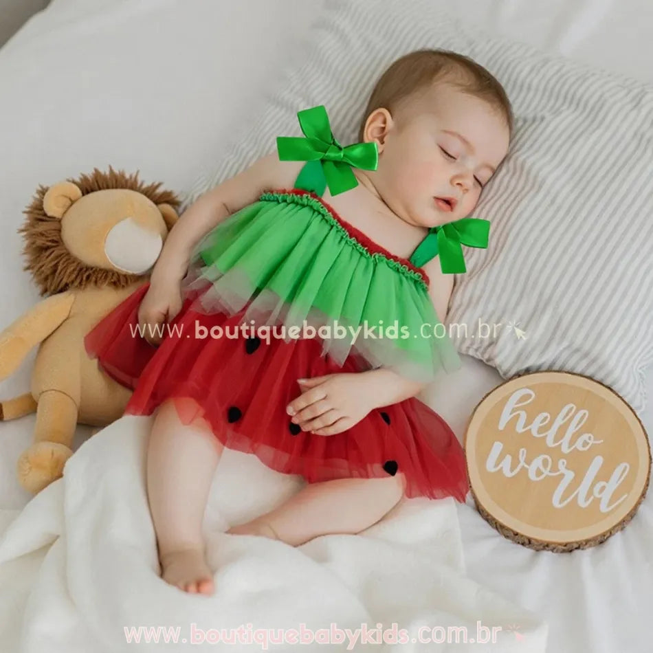 Bebê dormindo com vestido temático de melancia em tule vermelho e verde com laços de cetim
