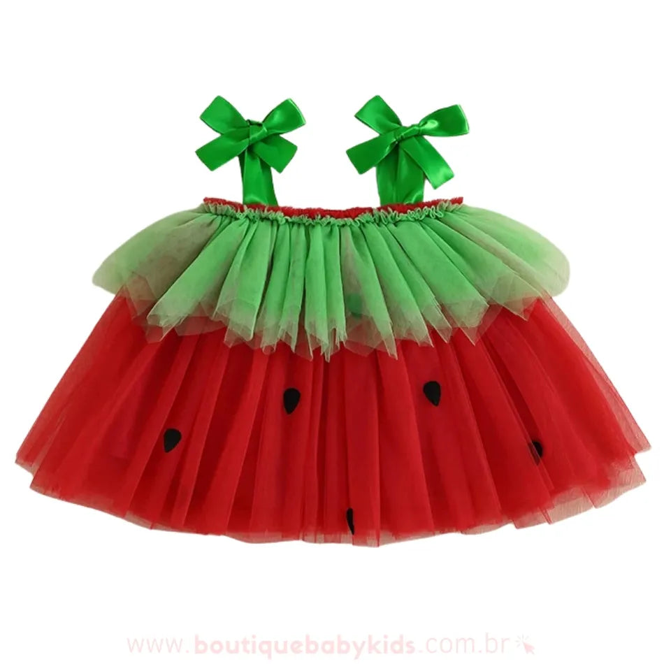 Vestido infantil temático melancia com tule vermelho, parte superior verde e alças com laço
