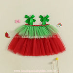 Parte de trás do vestido infantil melancia com tule verde e vermelho e alças de laço em fundo decorado