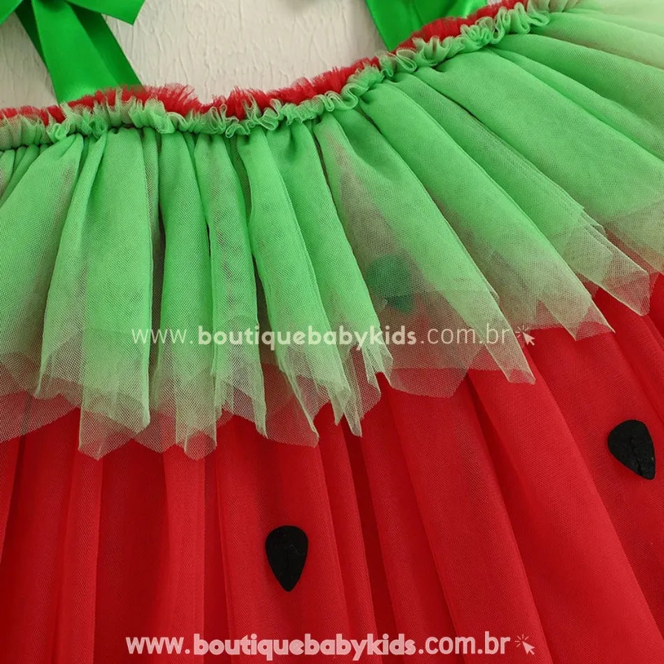 Detalhe da parte superior verde com babado e parte inferior vermelha do vestido melancia infantil