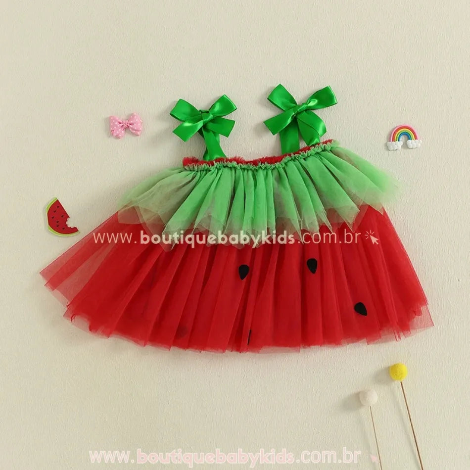 Vestido infantil temático de melancia com sementes pretas, tule e alças com laço verde
