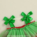 Detalhe das alças com laços verdes em cetim do vestido infantil melancia com tule