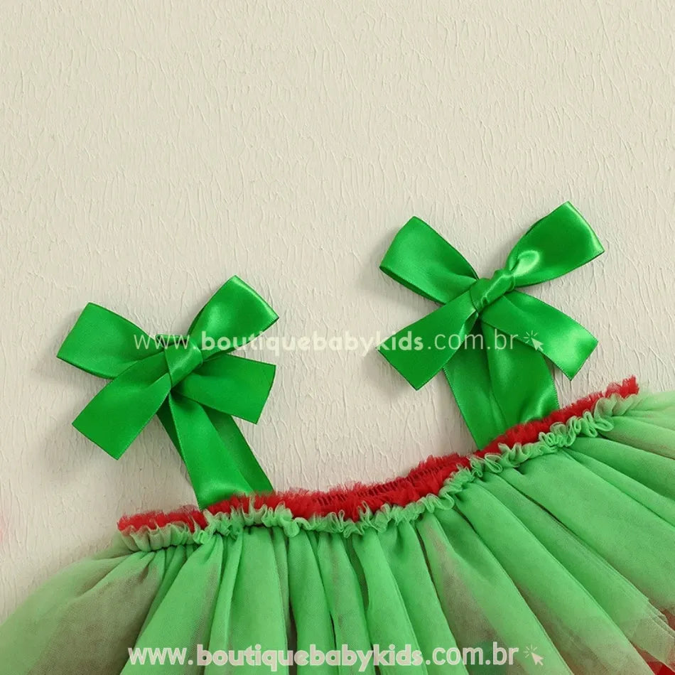Detalhe das alças com laços verdes em cetim do vestido infantil melancia com tule