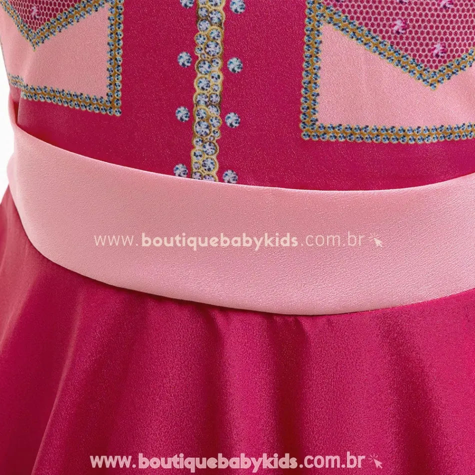 Cintura do vestido infantil Skye Patrulha Canina, com faixa rosa clara que dá um toque delicado ao modelo.