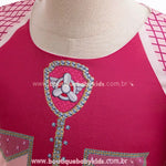 Detalhe do emblema estampado na parte superior do vestido, representando a personagem Skye da Patrulha Canina.