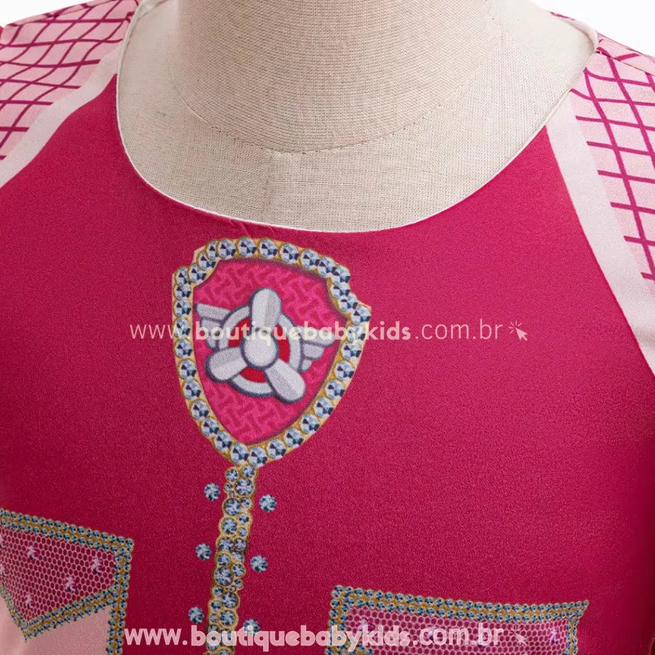 Detalhe do emblema estampado na parte superior do vestido, representando a personagem Skye da Patrulha Canina.