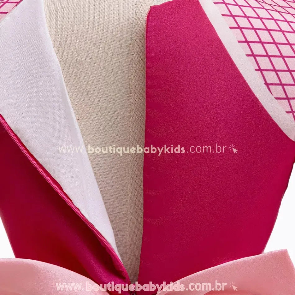 Vista do zíper traseiro do vestido infantil temático Skye Patrulha Canina, garantindo um ajuste confortável e seguro.