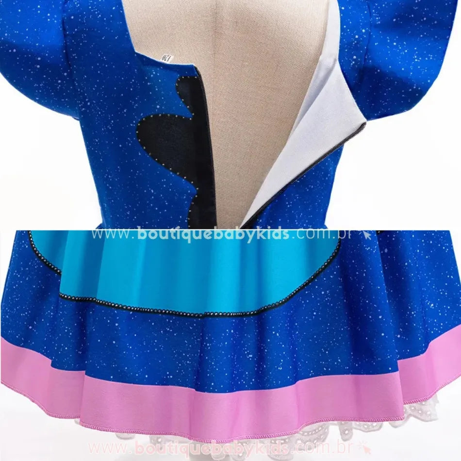 Detalhe do zíper lateral do vestido Stitch e da costura interna em tecido branco.