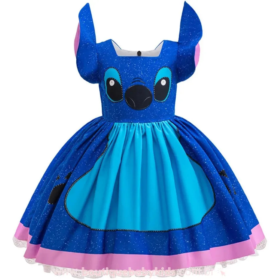 Vestido temático Stitch com orelhinhas aplicadas, busto estampado e saia azul com detalhes em rosa.