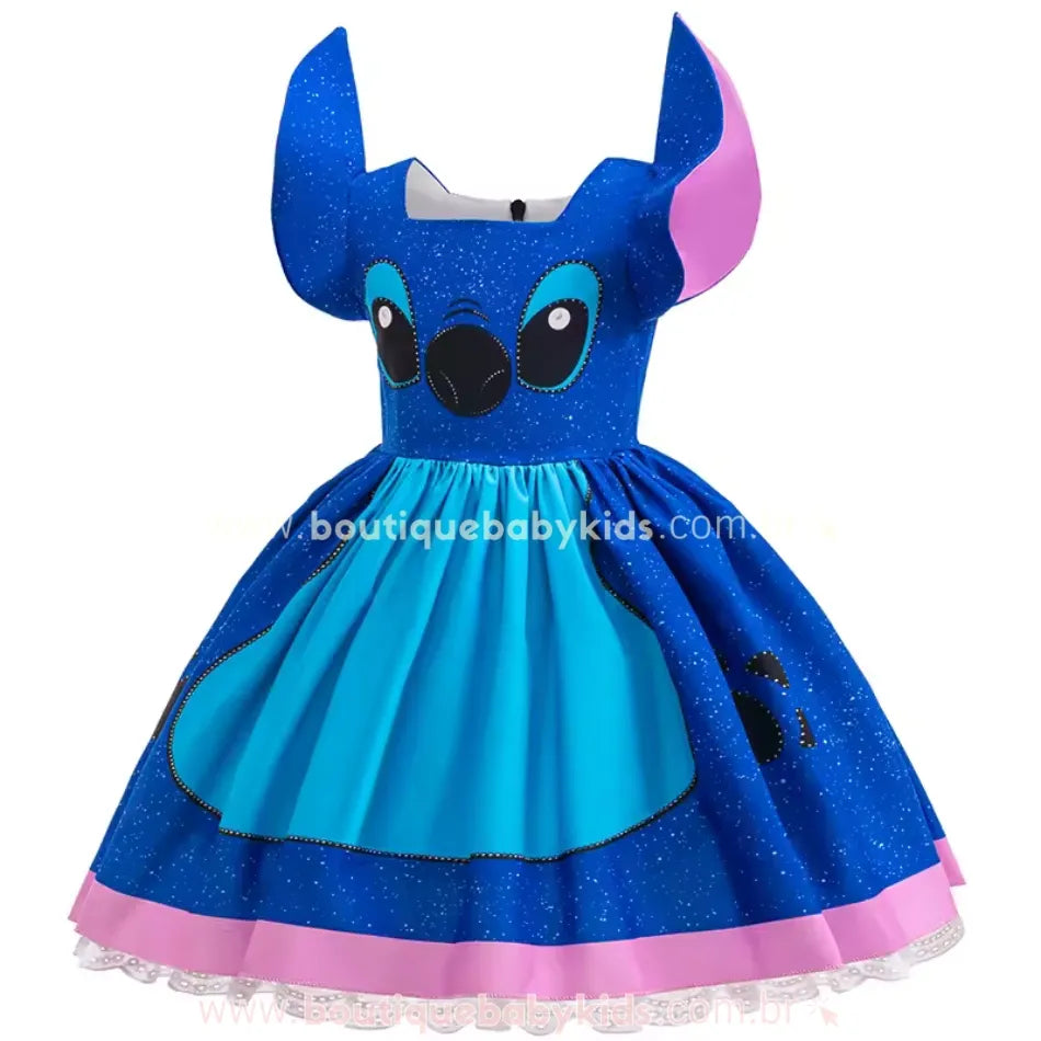 Vista frontal completa do vestido temático do Stitch com saia rodada azul e detalhe em rosa na barra.