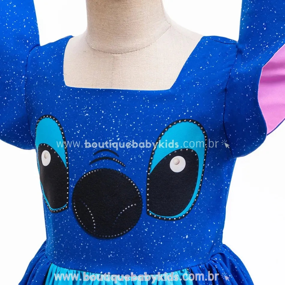 Close da parte frontal do vestido com o rosto do Stitch estampado no busto azul estrelado.