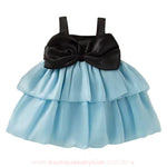 Vestido infantil azul com busto preto e laço grande, com saia de tule em camadas.