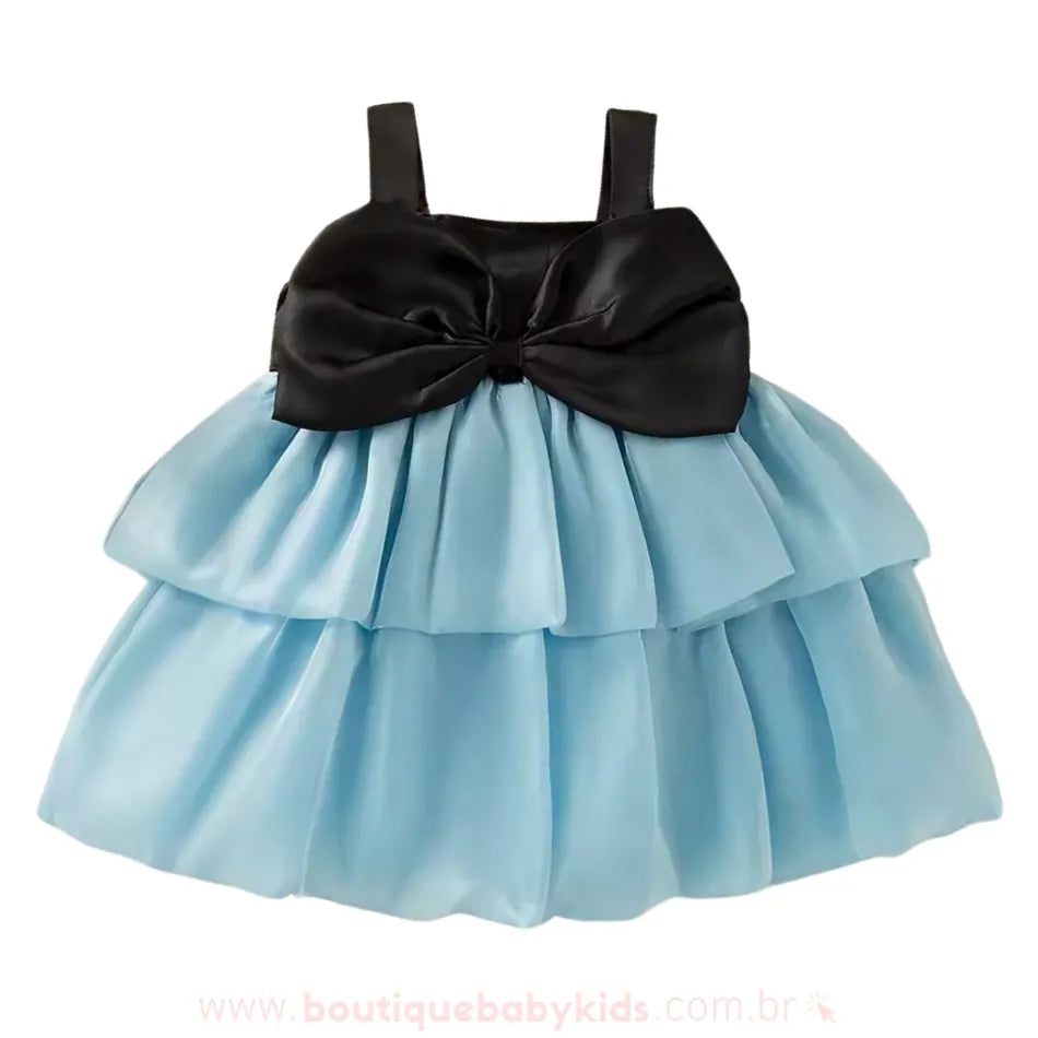 Vestido infantil azul com busto preto e laço grande, com saia de tule em camadas.