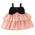 Vestido infantil rosa com busto preto e laço grande, com saia de tule em duas camadas.