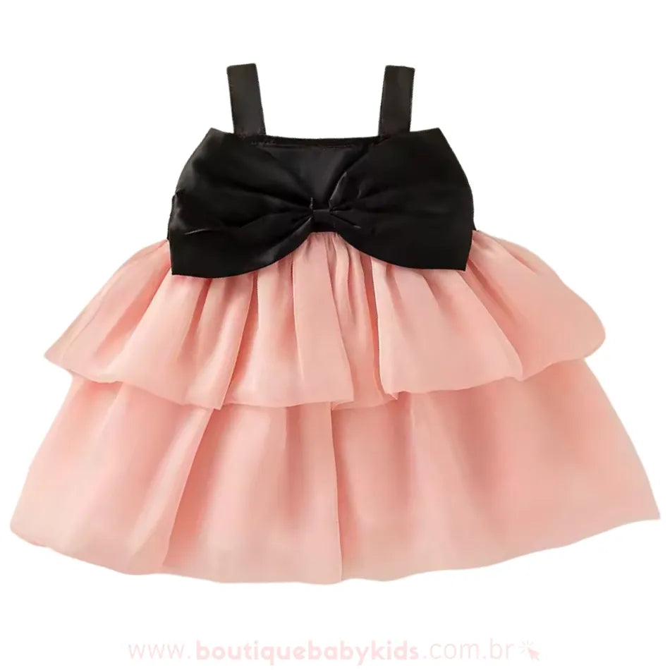 Vestido infantil rosa com busto preto e laço grande, com saia de tule em duas camadas.