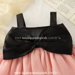 Parte superior do vestido infantil com alças largas e laço preto em tecido acetinado.