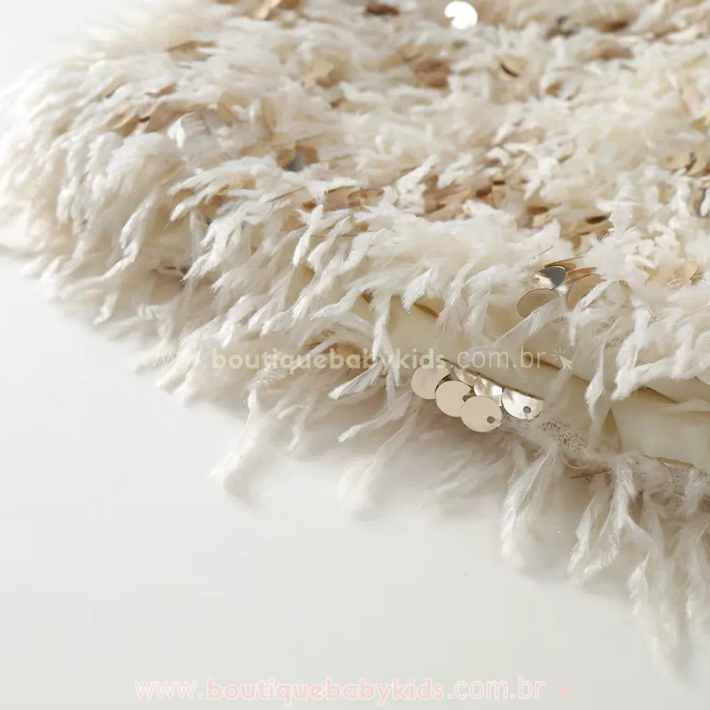 Detalhe em close da saia do Vestido Infantil Tweed Belle Plume, destacando as franjas texturizadas na cor off-white e o bordado sofisticado com paetês dourados.