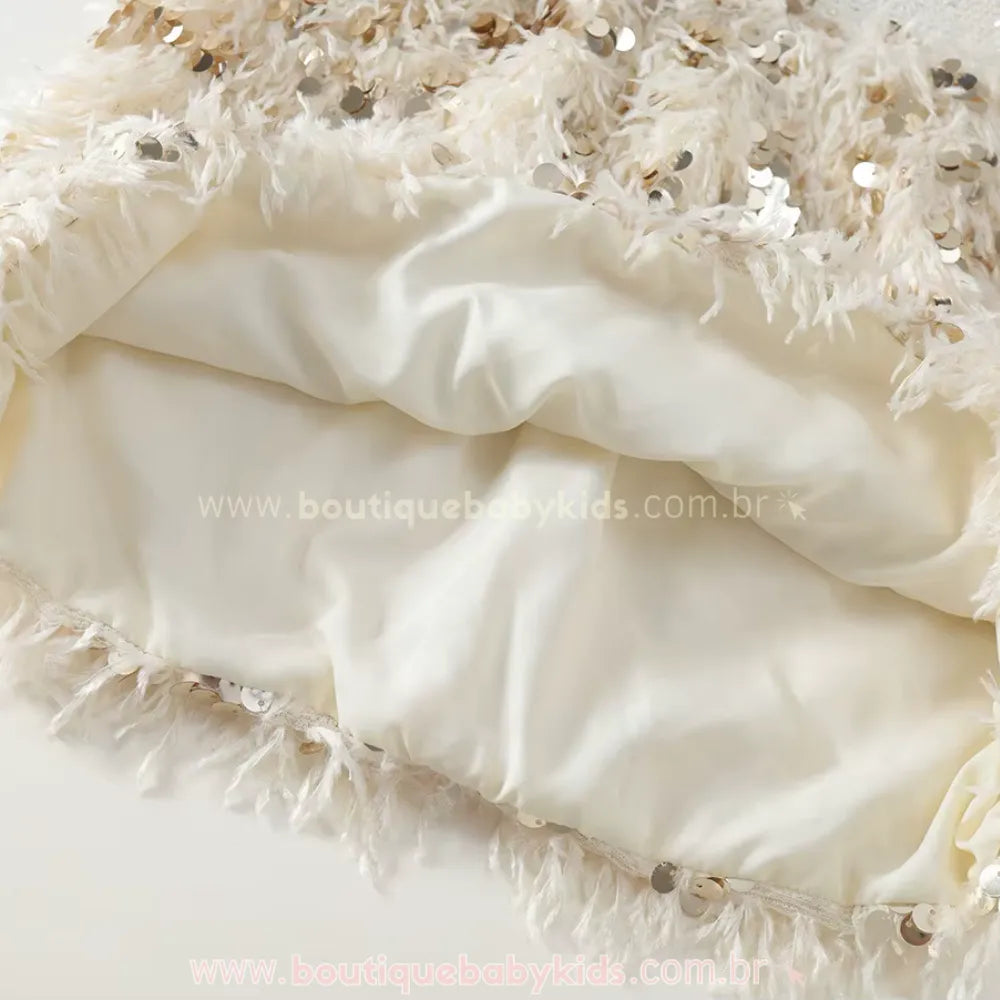 Detalhe interno da barra do vestido Belle Plume, exibindo o forro acetinado confortável e a qualidade da costura das plumas.