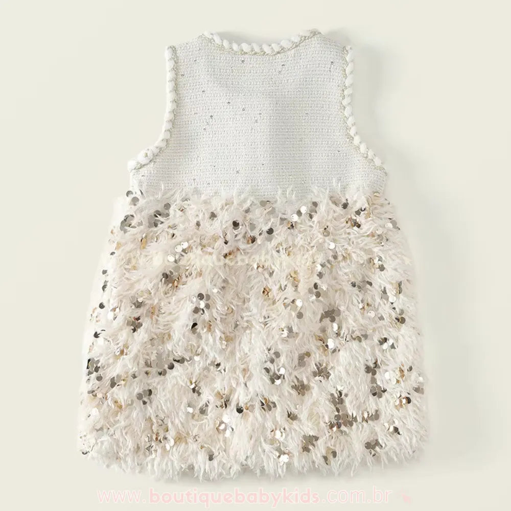 Parte traseira do Vestido Infantil Tweed Belle Plume, mostrando o acabamento refinado das costas em tweed e o caimento da saia de plumas com brilho.