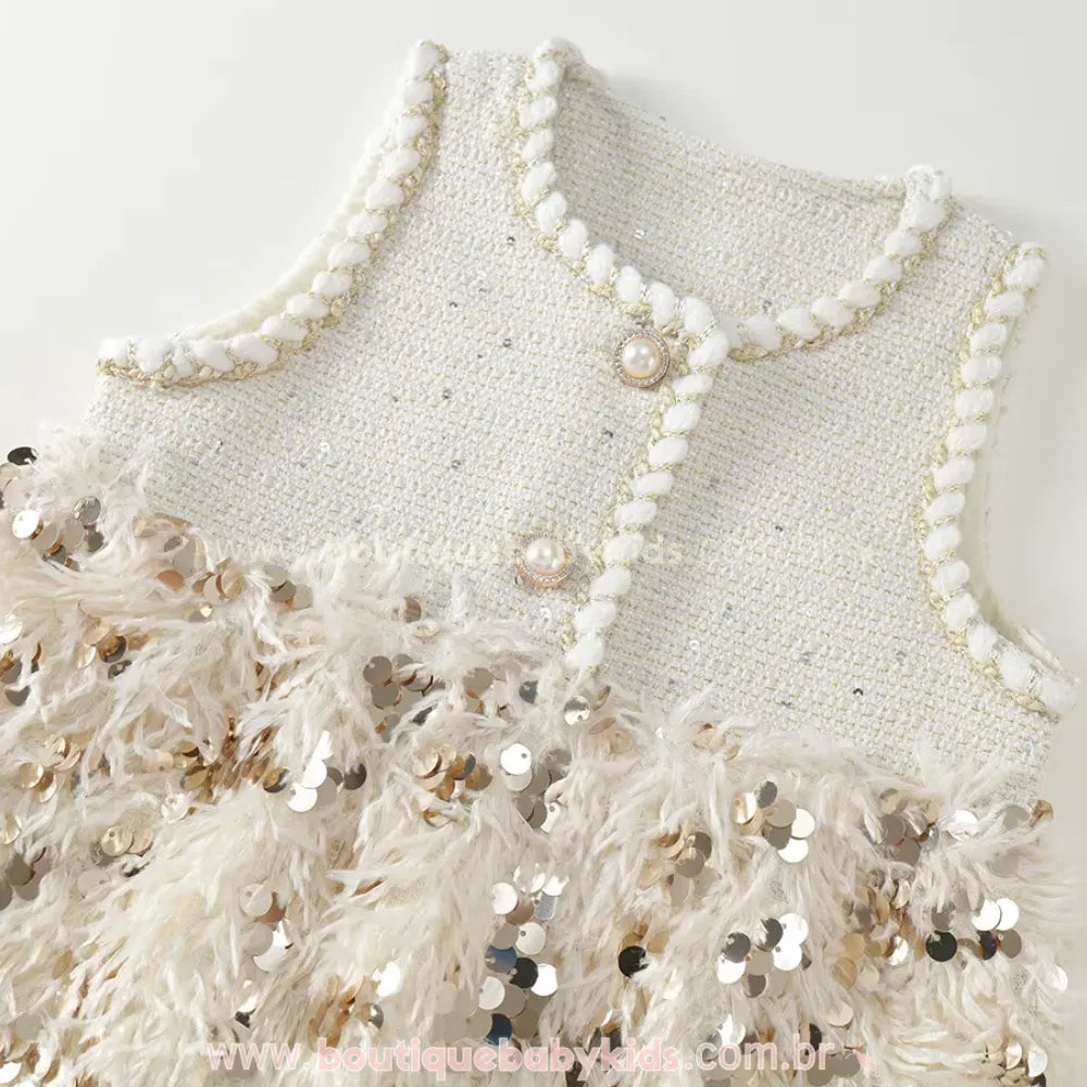 Detalhe do busto em tecido tweed texturizado, focando nos botões de pérola com aro dourado e no acabamento trançado delicado da gola e cavas.