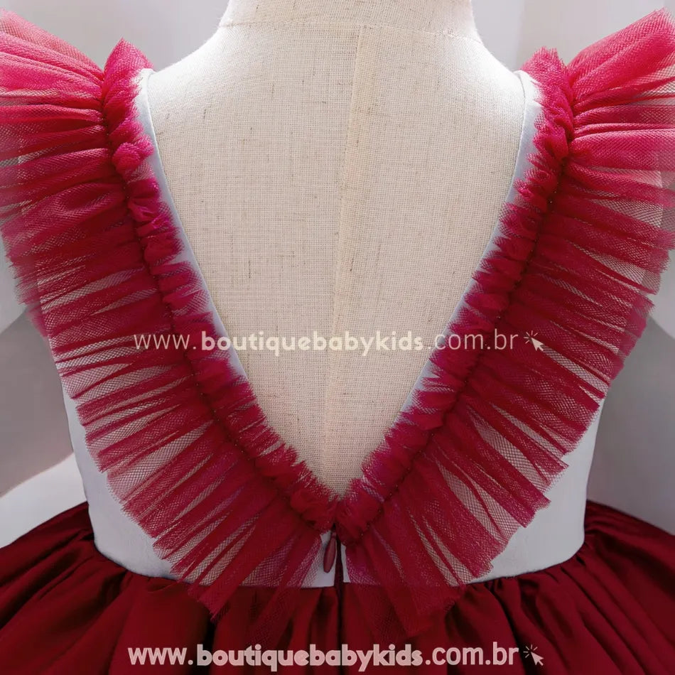Destaque do decote em V nas costas, com tule vermelho franzido ao longo das alças.